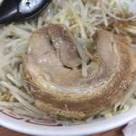 ラーメン二郎 - 肉1枚目