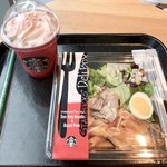 スターバックスコーヒー - トムヤムヌードル&ローストポークとストロベリーベリーマッチフラペチーノ
