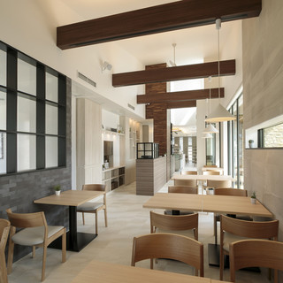 白を基調とした開放感のある店内