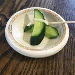 慈げん - 箸休めの胡瓜の漬け物♡
      かき氷屋さんで漬物！？と思いきや生姜も効いて美味しい箸休めです