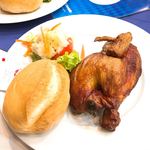 Müncher Halle - 1/2 Wiesnhendl。緑地のローストチキンとは、オクトーバーフェストの名物。 半身グリル。