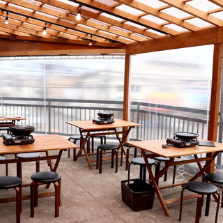 [Semi-private rooms] and [terrace seats] are also available ◎ A lively space based on wood ♪