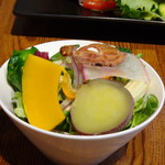 Shokudousakabauburiako - ◆オムライスに付くサラダ。 プレートランンチと同じく、お野菜の種類が豊富。蓮根チップスなども入り美味しい。 ドレッシングが少ないので、もう少し量が多いと嬉しいかも。