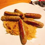 Paulaner am Thielenplatz - ニュルンベルガーブラートヴルスト。xサワーフラフト ○ザワークラウト添え。