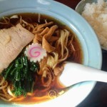 大昇楼 - ラーメンと半ライス。生姜の香りが仄かにするラーメン。白飯が合う。