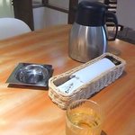 CHA NO HA - テーブルに座ると、水ではなくお茶が出て来ます。