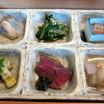 比良山荘 - 八寸、杉箱を開けると仕切り皿(2011.6)