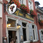 Zum Roten Ochsen - 「赤い雄牛」の看板が目印