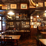 Zum Roten Ochsen - 内観写真:店内　奥に見える木目調のピアノが・・・