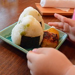 味勧屋 - 早速娘の手がのびてました