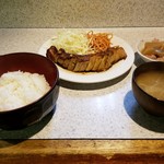 久留実 - 豚醤油ニンニク焼と副菜の煮物