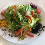 101アンゼロアン - ランチのサラダ。