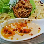 麺 やまらぁ - クリーミーなスープに辣油