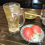 塚口餃子酒場 満太郎 - ヒゲのハイボールとトマトスライス
