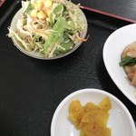 蓬莱閣 - サラダ、漬け物