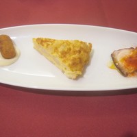 びいどろ 銀座店 - タパス盛り合わせ（パタタスブラバス？、トルティージャ、ポルボ・ア・フェイラ）