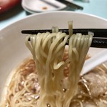 龍皇 - 特製ワンタン麺の細麺ズーム