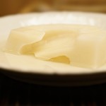 緒方 - 白たけのこの蒸し　昆布出汁で　鳴門の灰わかめを別提供