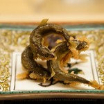 緒方 - 琵琶湖の小鮎　唐揚げを胡椒醤油酢で