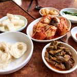 Wonjo Seoul Samgyetang - パンチャンバリッと出て来てニンニクの醤油漬け楽しんだりキムチ楽しんで♫