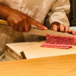 おにく 花柳 - 大将の肉さばきを目の前で！