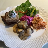 Russian Restaurant ROGOVSKI 銀座 - サラダの盛り合わせ。ビーツが鮮やか。黒パンは大人になるとわかる癖になる美味しさ。