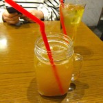 ティーヌン - ドリンク写真:フレーバーティーソーダ・マンゴーのお味が甘めです。奥はジャスミンティ。