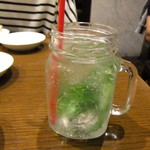 ティーヌン - ドリンク写真:ファーストモヒート・ほぼミント炭酸水。これも甘味がついていました。