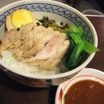 居酒屋 餃子のニューヨーク - 鶏肉飯（チーローハン）はたれをかけて