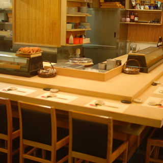 【カウンター席】臨場感のあるカウンター席は鮨屋の醍醐味