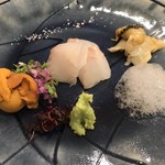 あま屋 - お造り　日高　3品のアップ（松川鰈、ツブ、ウニ）。