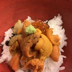 あま屋 - いくらとツブのウニかけご飯　アップ。