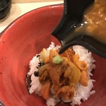 あま屋 - いくらとツブのウニかけご飯（溶いたウニ醤油をかけます）。