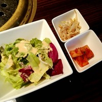 梨の家 五反田店 - サラダ、キムチ、もやしナムル