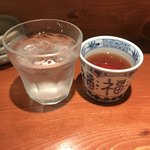 めしの助 - 先ずは、お茶とお冷が出されます。
