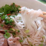 PHO24 - 麺は真っ白な米粉の麺