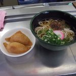 味一 - 濃い目の肉そぼろとあっさり出汁のうどんが最高、山口と北九州の昔からの味。三角のいなり寿司も旨い