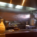 新中国料理 HARAKAWA - カウンター席から見た厨房