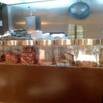 新中国料理 HARAKAWA - 香辛料が並んでいます。