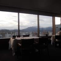 アルポルト静岡 - 黄昏時の店内（静岡市街方面）