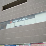 マクドナルド - お店は２階にあります｡