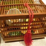 寿司善 - 付きだし籠に入って出てきます