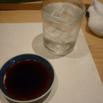 寿司善 - 芋焼酎屋久の社水割り一杯目、醤油
