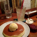 雨林舎 - ホットケーキ、アイスのせです。