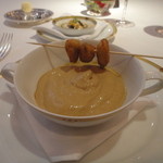 レ セゾン - 玉葱のロワイヤルにクリーミーなムール貝の雲をかさねて 根セロリとバジル風味の林檎のジュレ