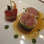 乳飲み仔羊と野菜のクレピネット　首肉のコンフィとトマトにシェーヴルチーズを重ねて レフォールをきかせたジュと