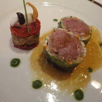 レ セゾン - 乳飲み仔羊と野菜のクレピネット　首肉のコンフィとトマトにシェーヴルチーズを重ねて レフォールをきかせたジュと