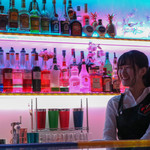プロジェクションマッピングレストラン Barliminal - 七色に染まるバックバー