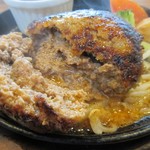 ぎゅう丸 - ハンバーグは箸を入れると肉汁がこれでもかとハンバーグからこぼれだします。