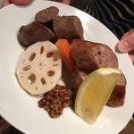 炭火焼鳥 きち蔵 - ソーセージ食べ比べ　　短角牛ソーセージ 　白金豚ソーセージ 